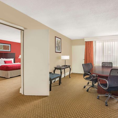 Ramada Plaza By Wyndham Fayetteville Fort Bragg Area Kültér fotó