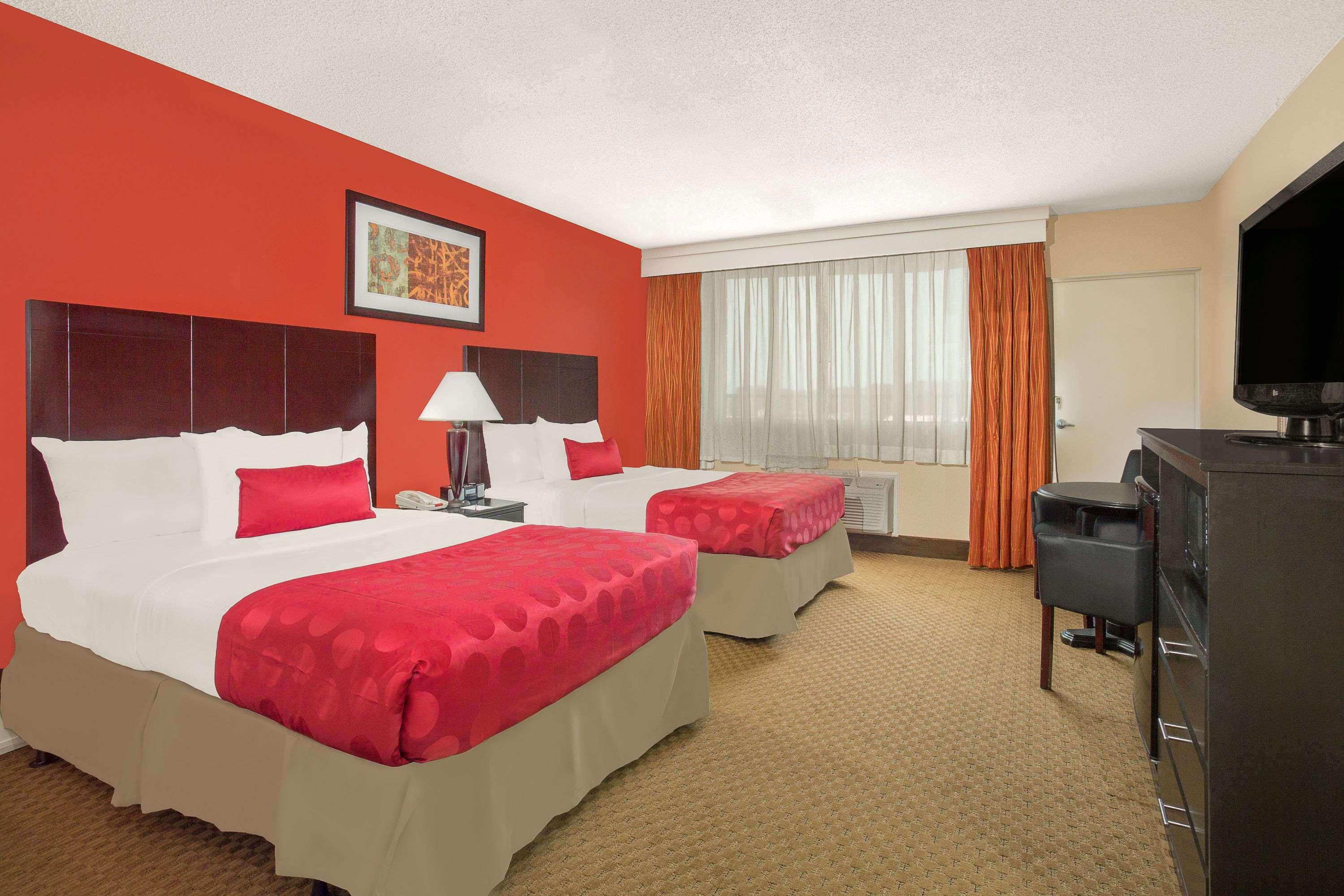 Ramada Plaza By Wyndham Fayetteville Fort Bragg Area Kültér fotó