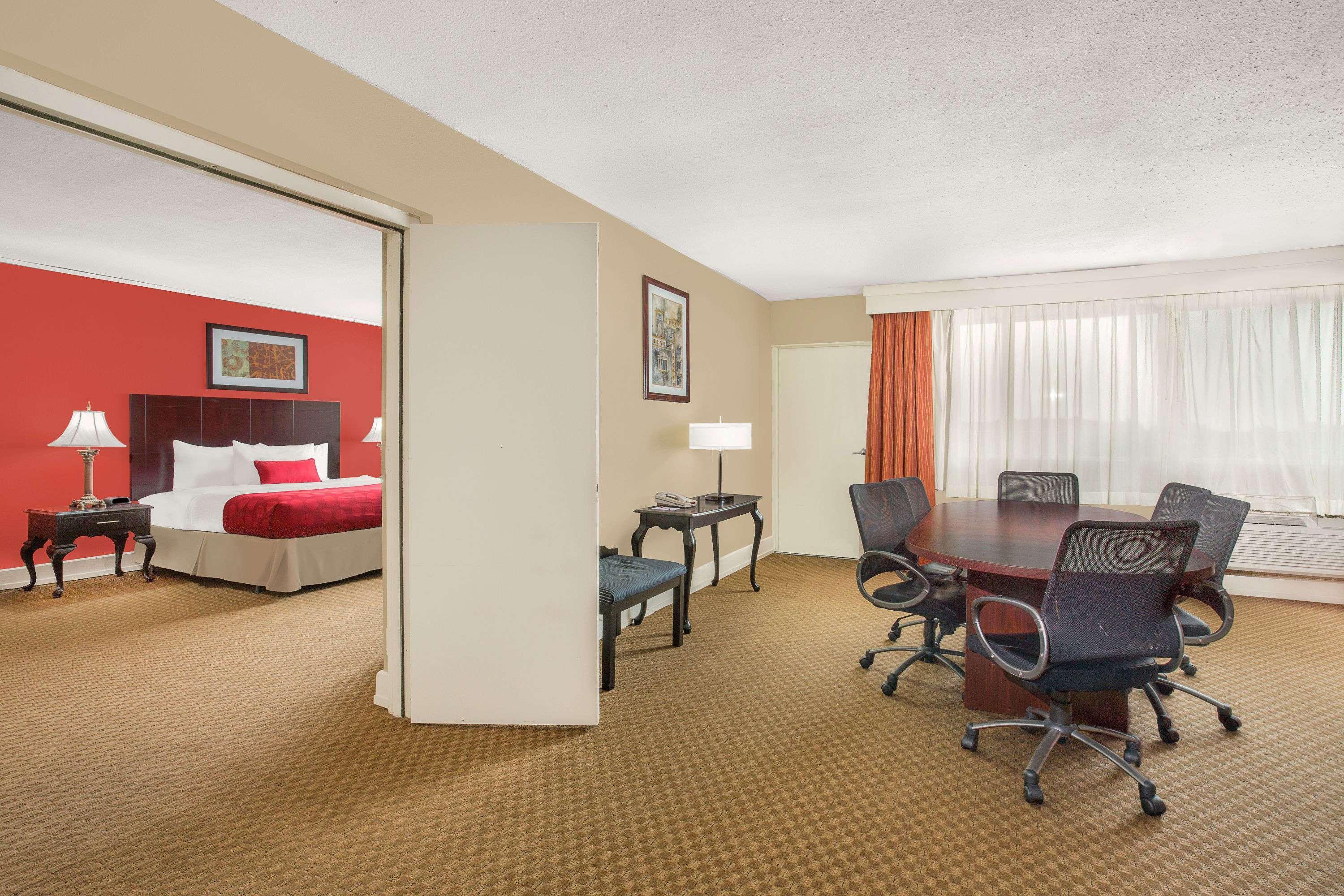 Ramada Plaza By Wyndham Fayetteville Fort Bragg Area Kültér fotó