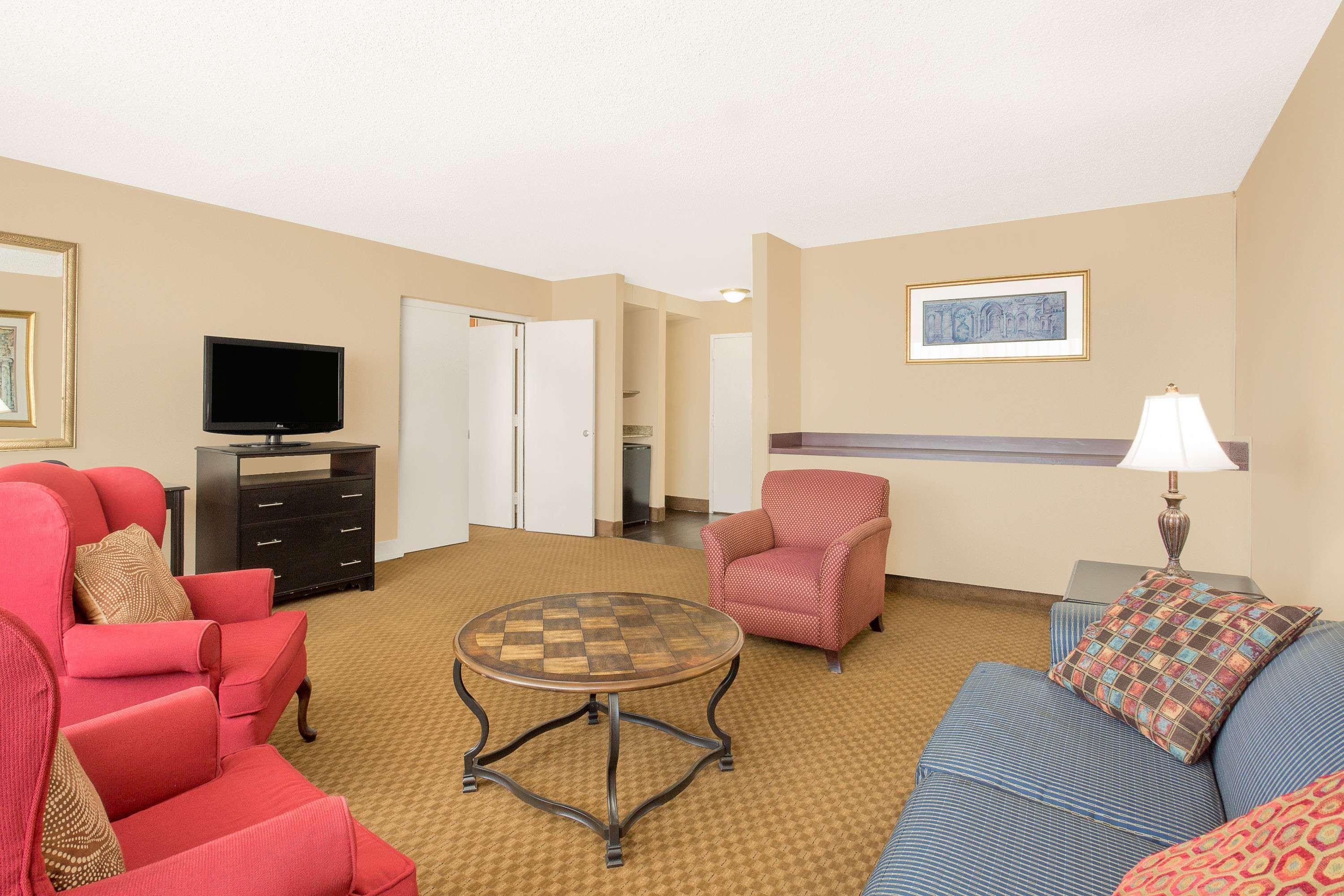 Ramada Plaza By Wyndham Fayetteville Fort Bragg Area Kültér fotó