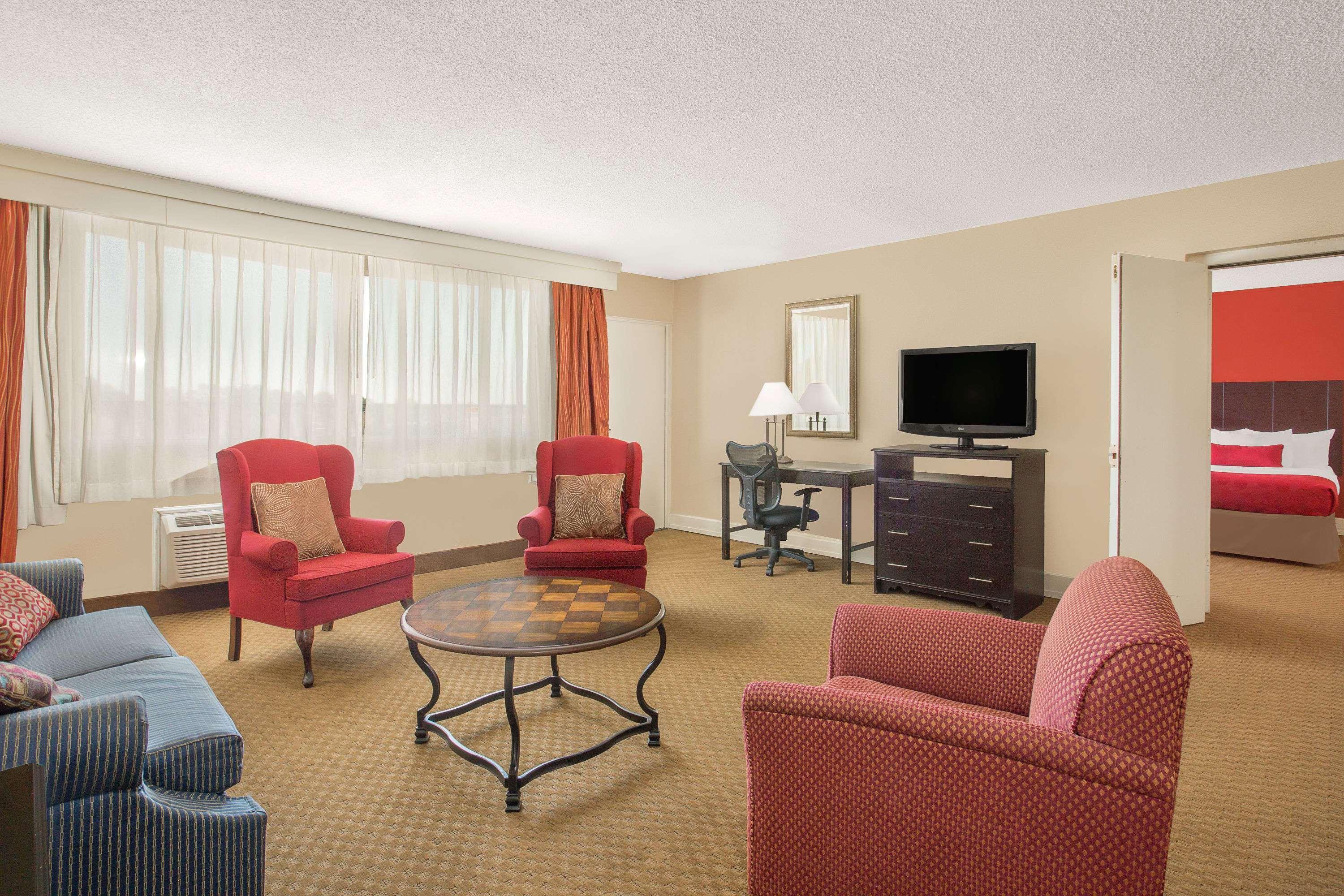 Ramada Plaza By Wyndham Fayetteville Fort Bragg Area Kültér fotó