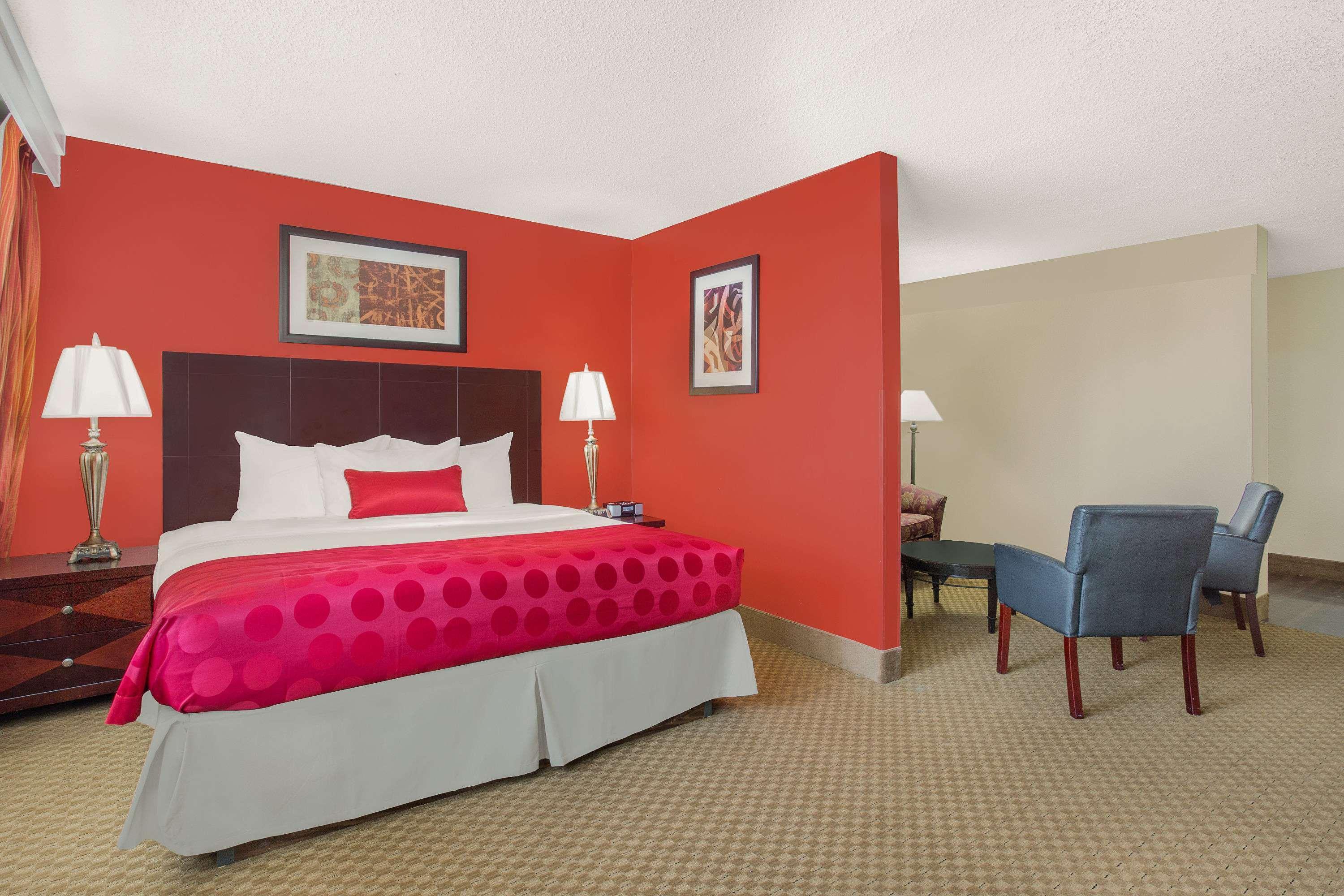 Ramada Plaza By Wyndham Fayetteville Fort Bragg Area Kültér fotó