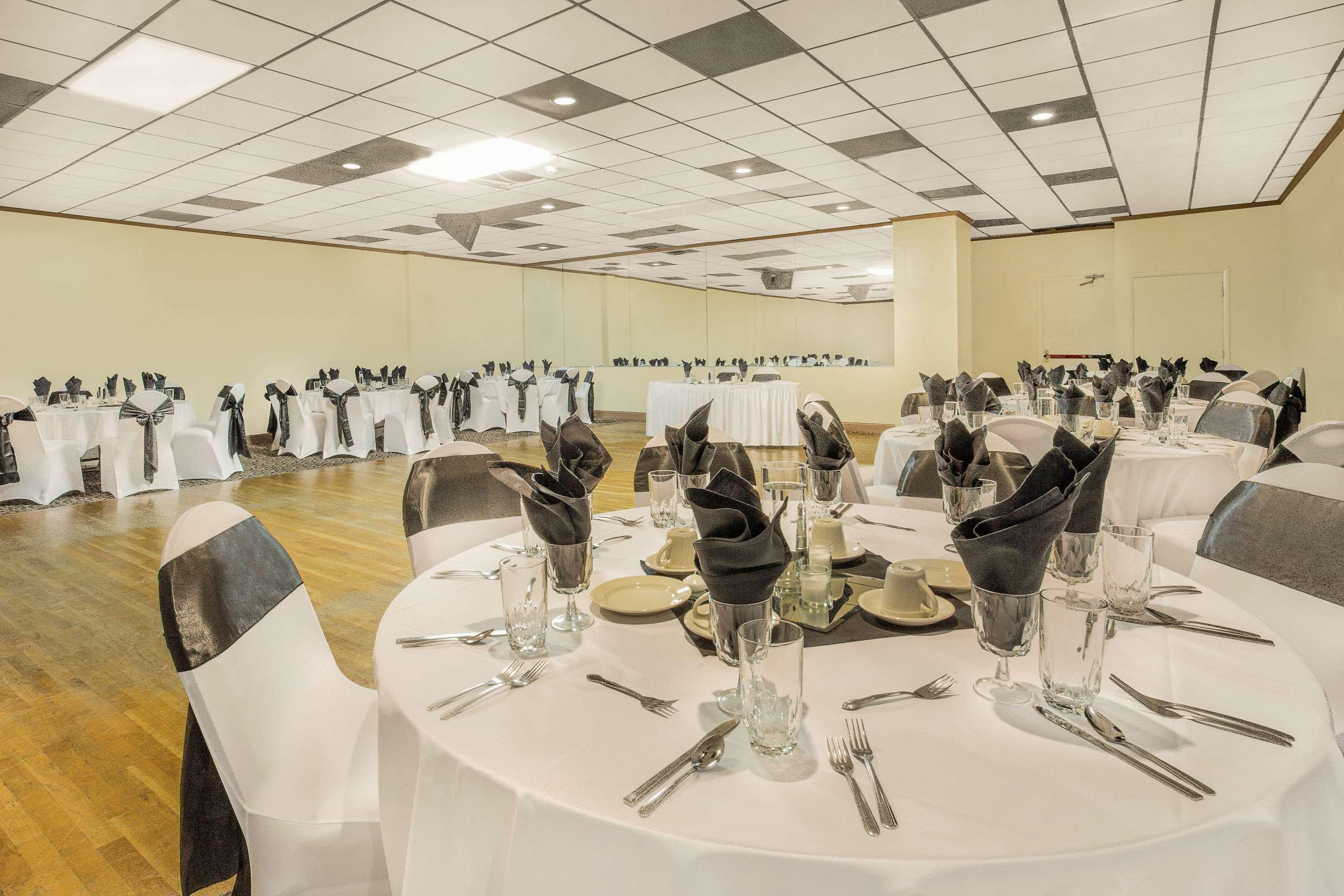 Ramada Plaza By Wyndham Fayetteville Fort Bragg Area Kültér fotó
