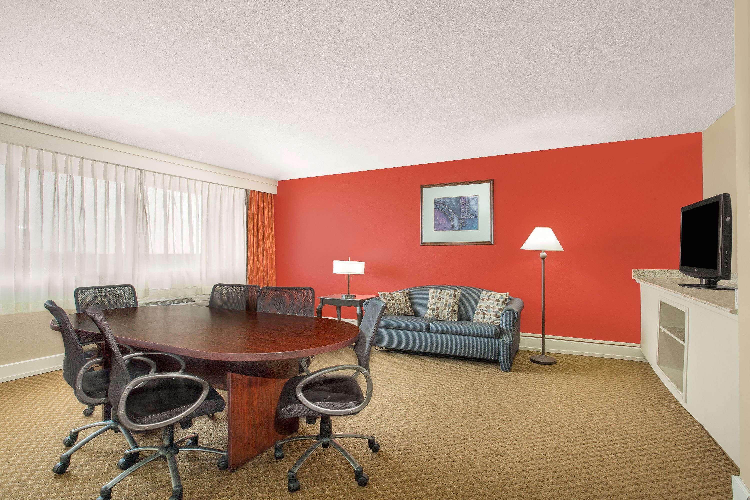 Ramada Plaza By Wyndham Fayetteville Fort Bragg Area Kültér fotó