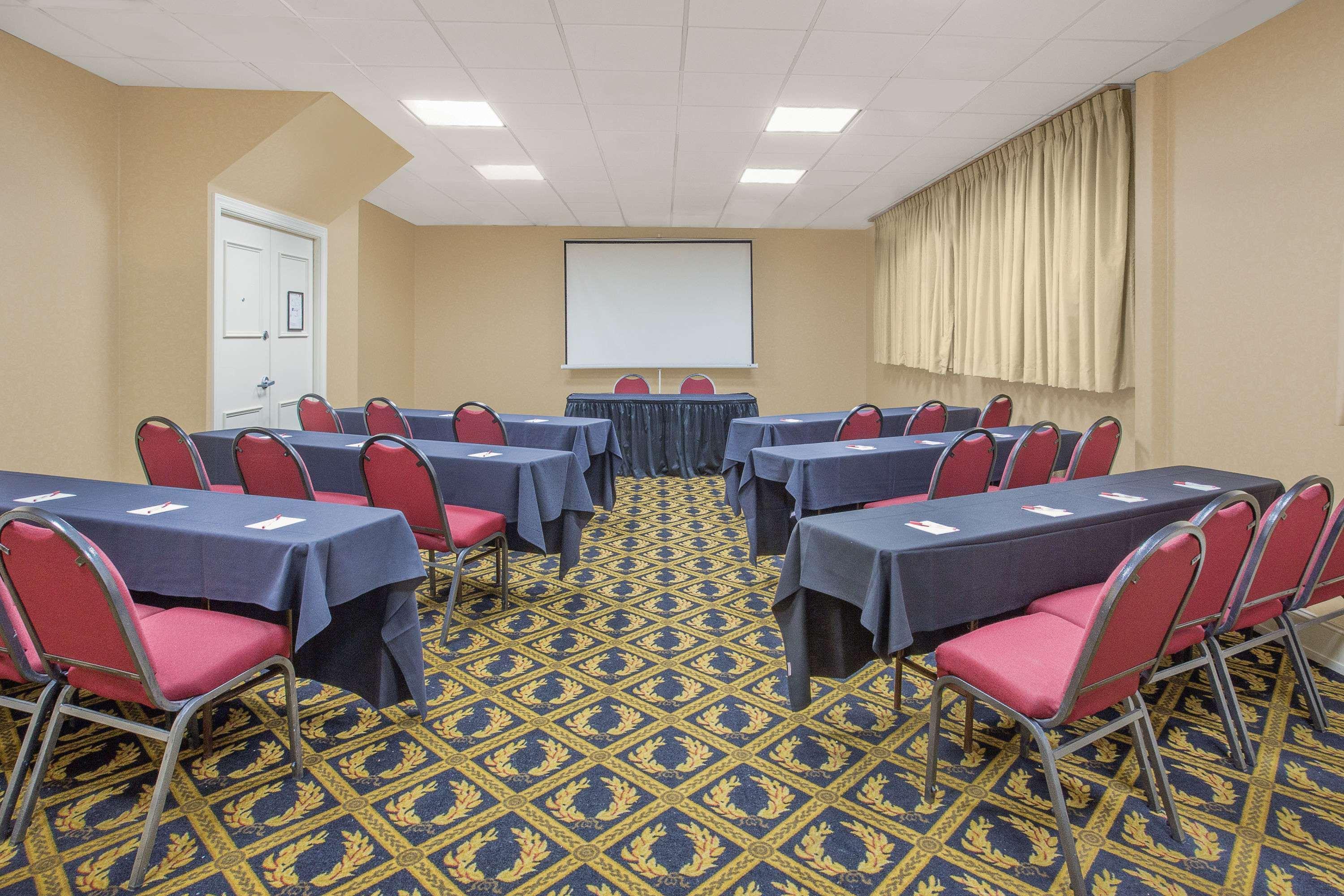 Ramada Plaza By Wyndham Fayetteville Fort Bragg Area Kültér fotó