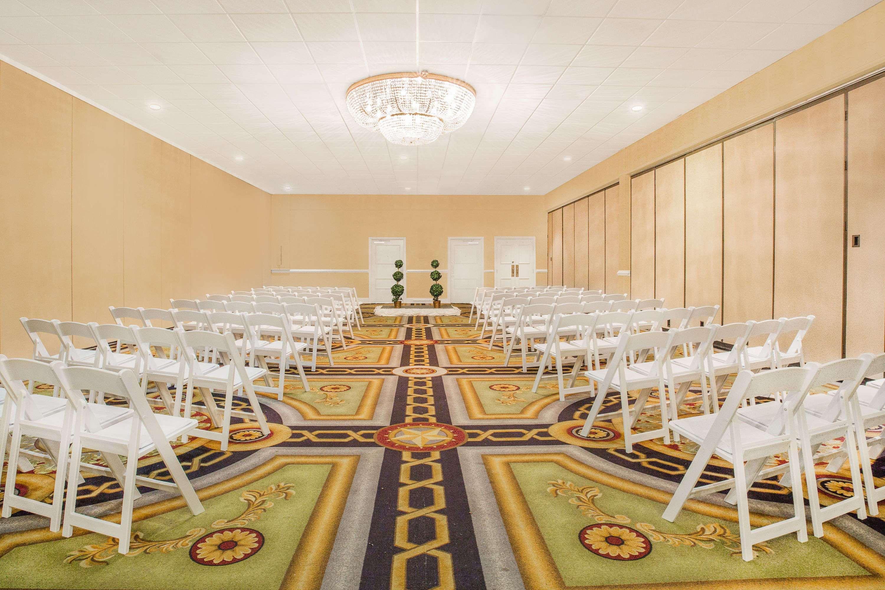 Ramada Plaza By Wyndham Fayetteville Fort Bragg Area Kültér fotó