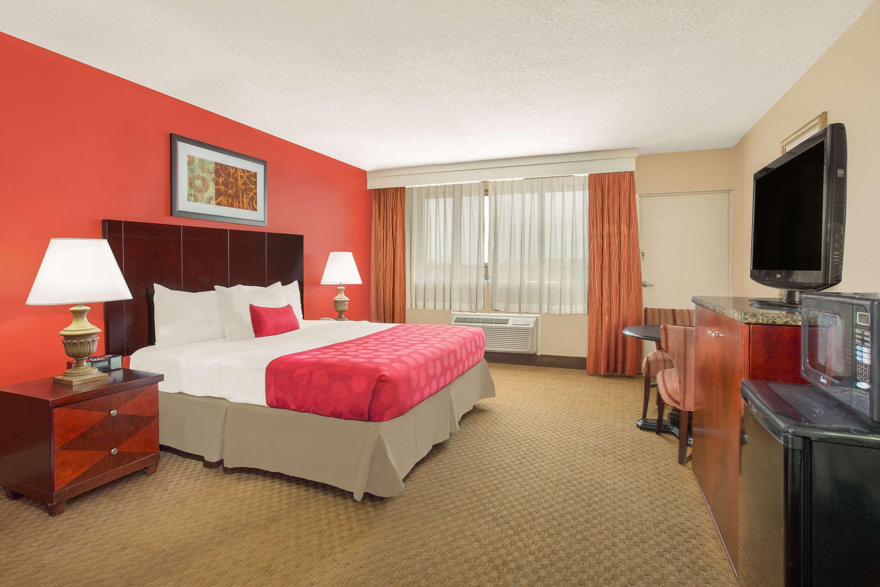Ramada Plaza By Wyndham Fayetteville Fort Bragg Area Kültér fotó