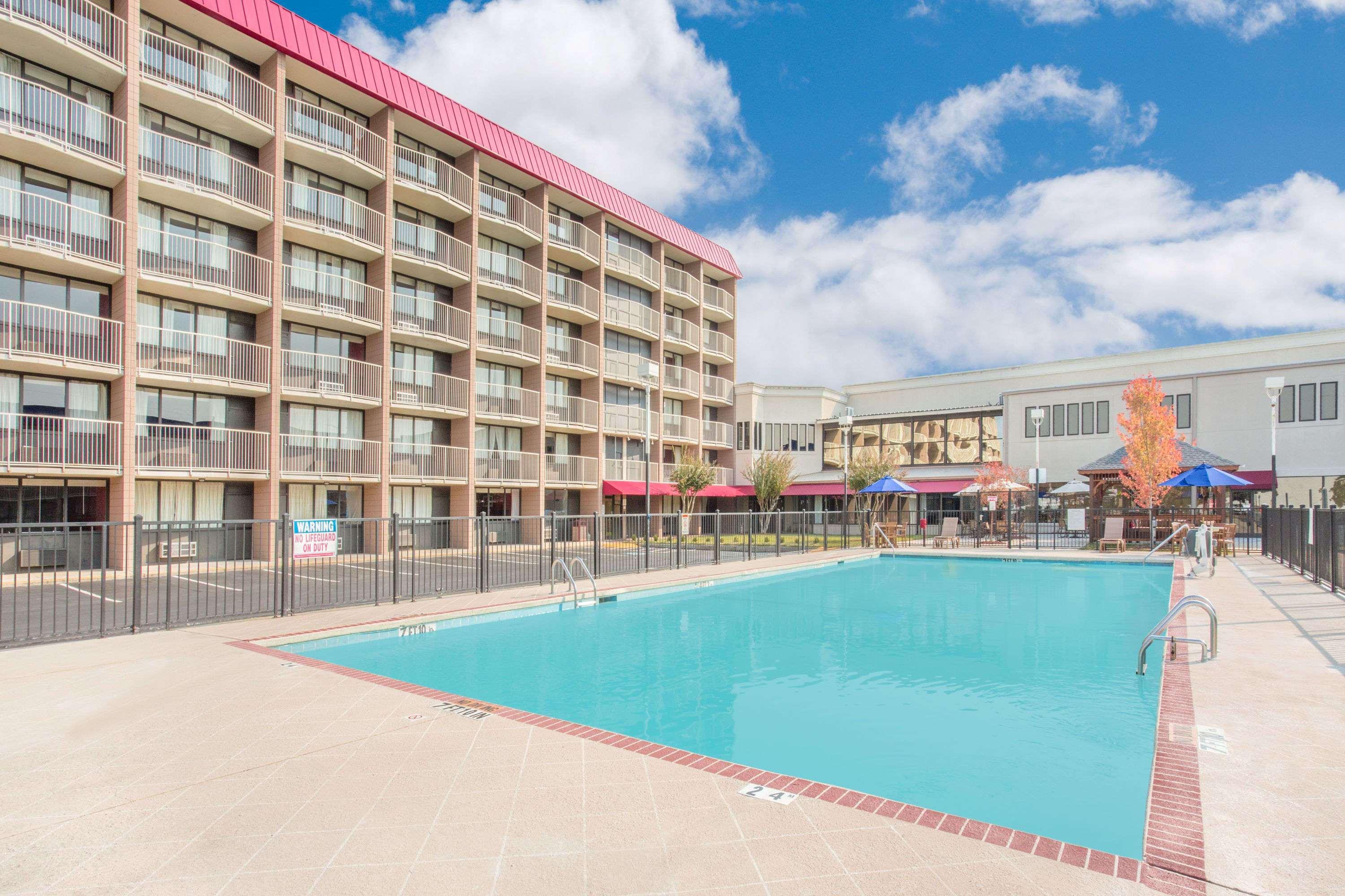 Ramada Plaza By Wyndham Fayetteville Fort Bragg Area Kültér fotó