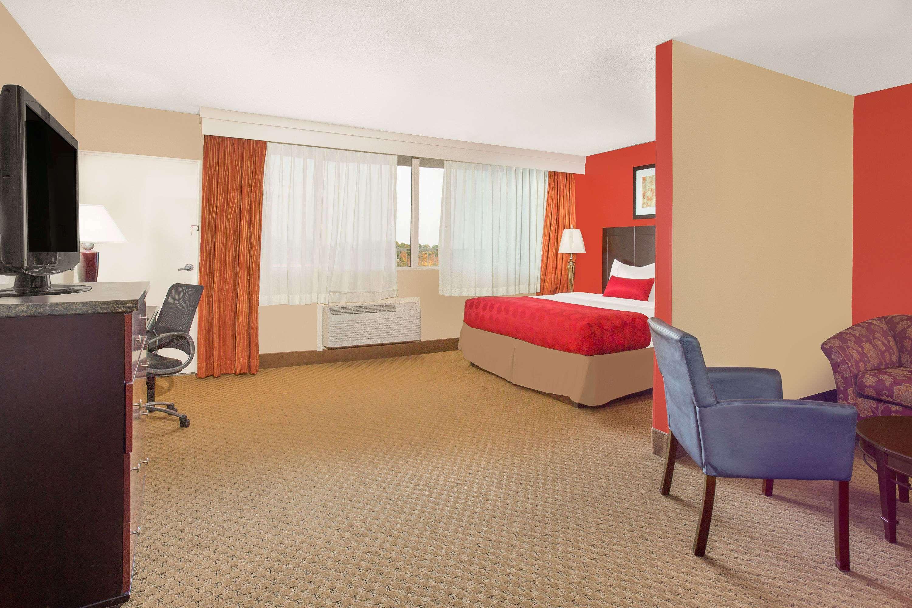 Ramada Plaza By Wyndham Fayetteville Fort Bragg Area Kültér fotó