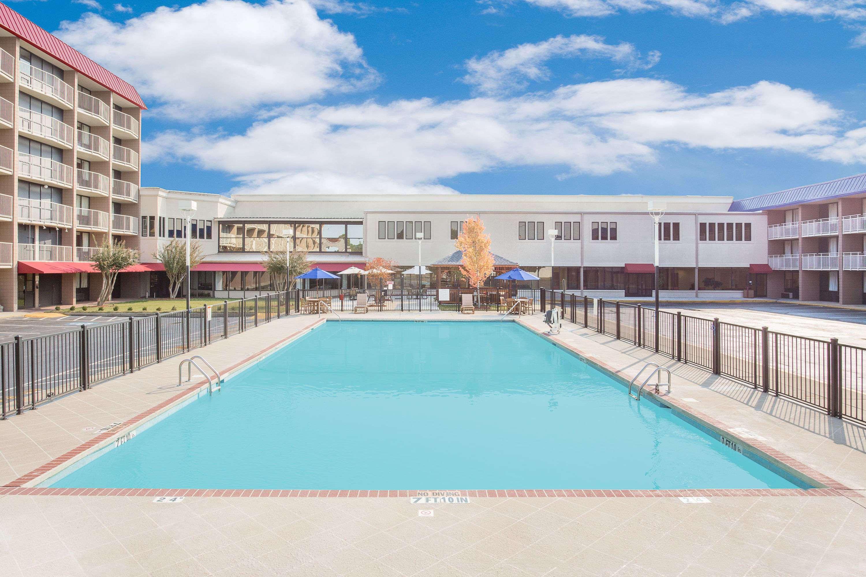 Ramada Plaza By Wyndham Fayetteville Fort Bragg Area Kültér fotó