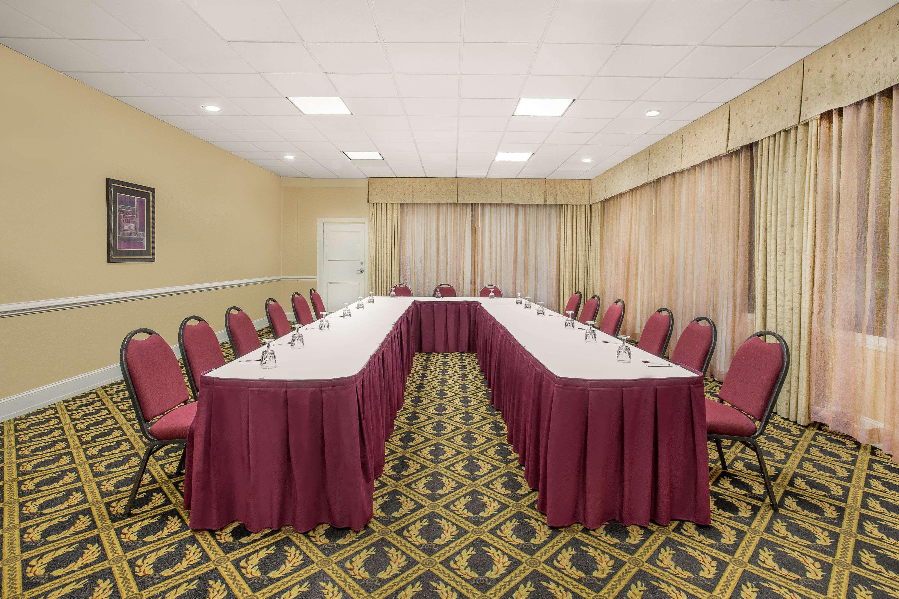 Ramada Plaza By Wyndham Fayetteville Fort Bragg Area Kültér fotó