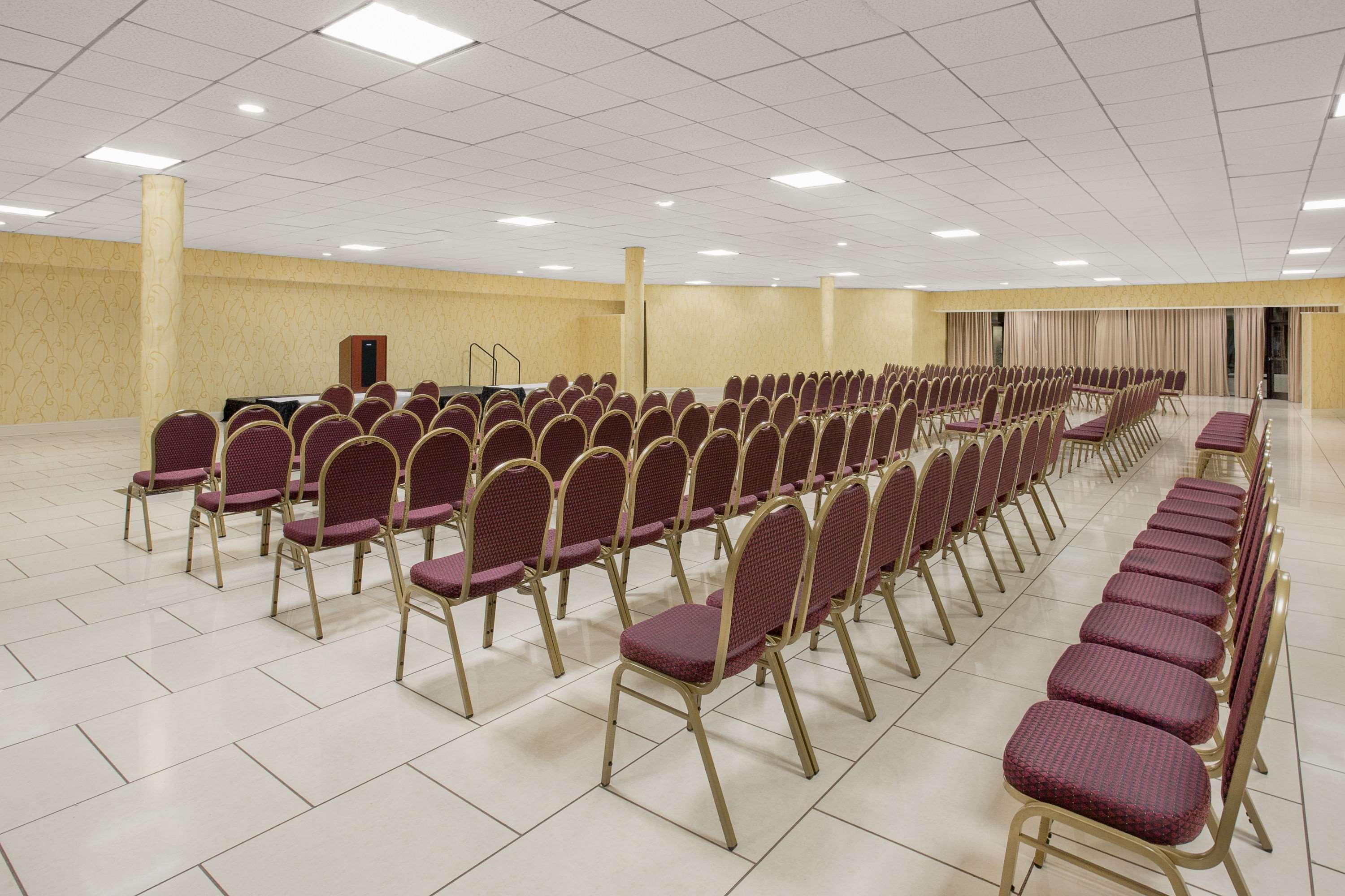 Ramada Plaza By Wyndham Fayetteville Fort Bragg Area Kültér fotó