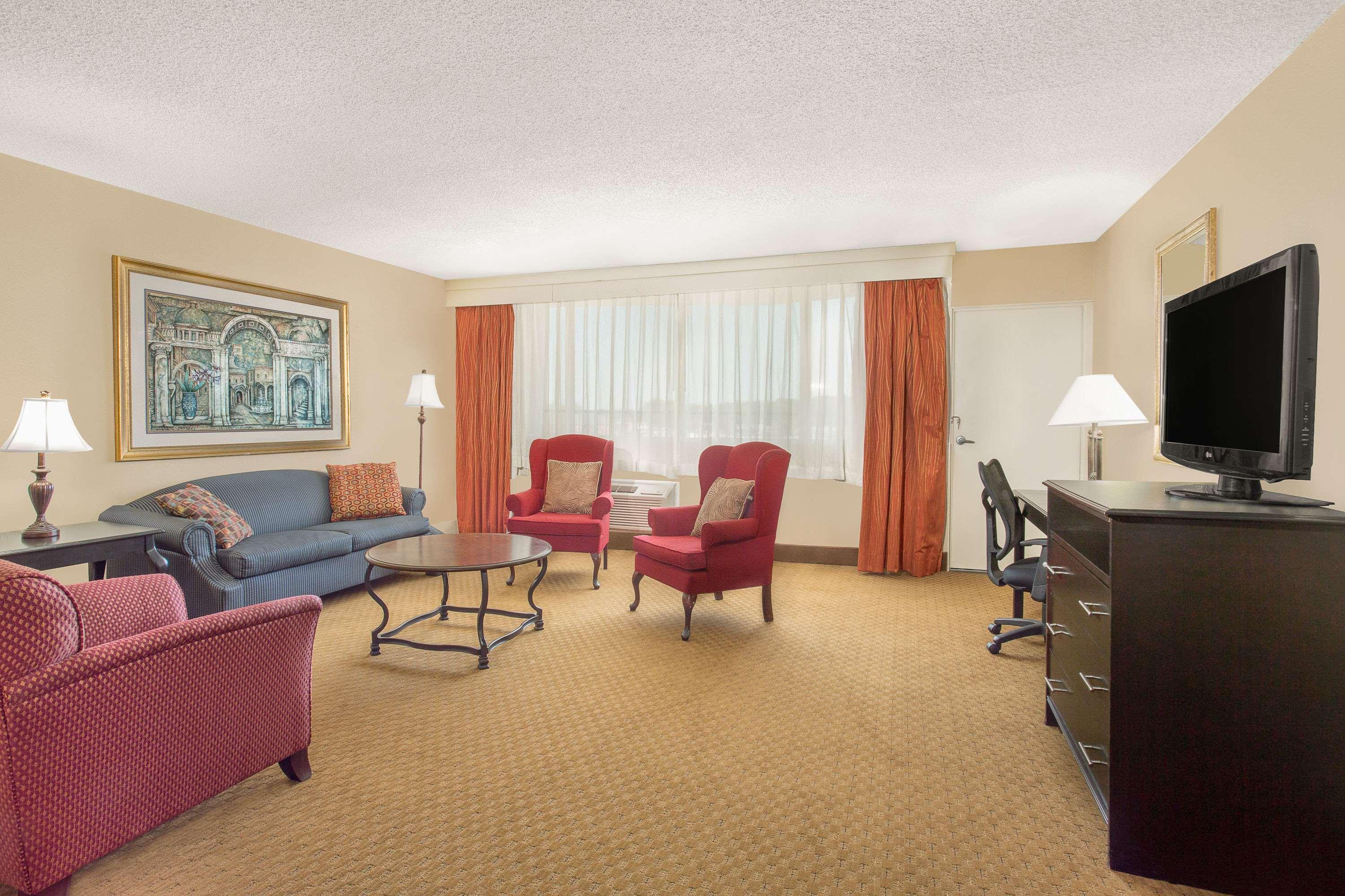 Ramada Plaza By Wyndham Fayetteville Fort Bragg Area Kültér fotó
