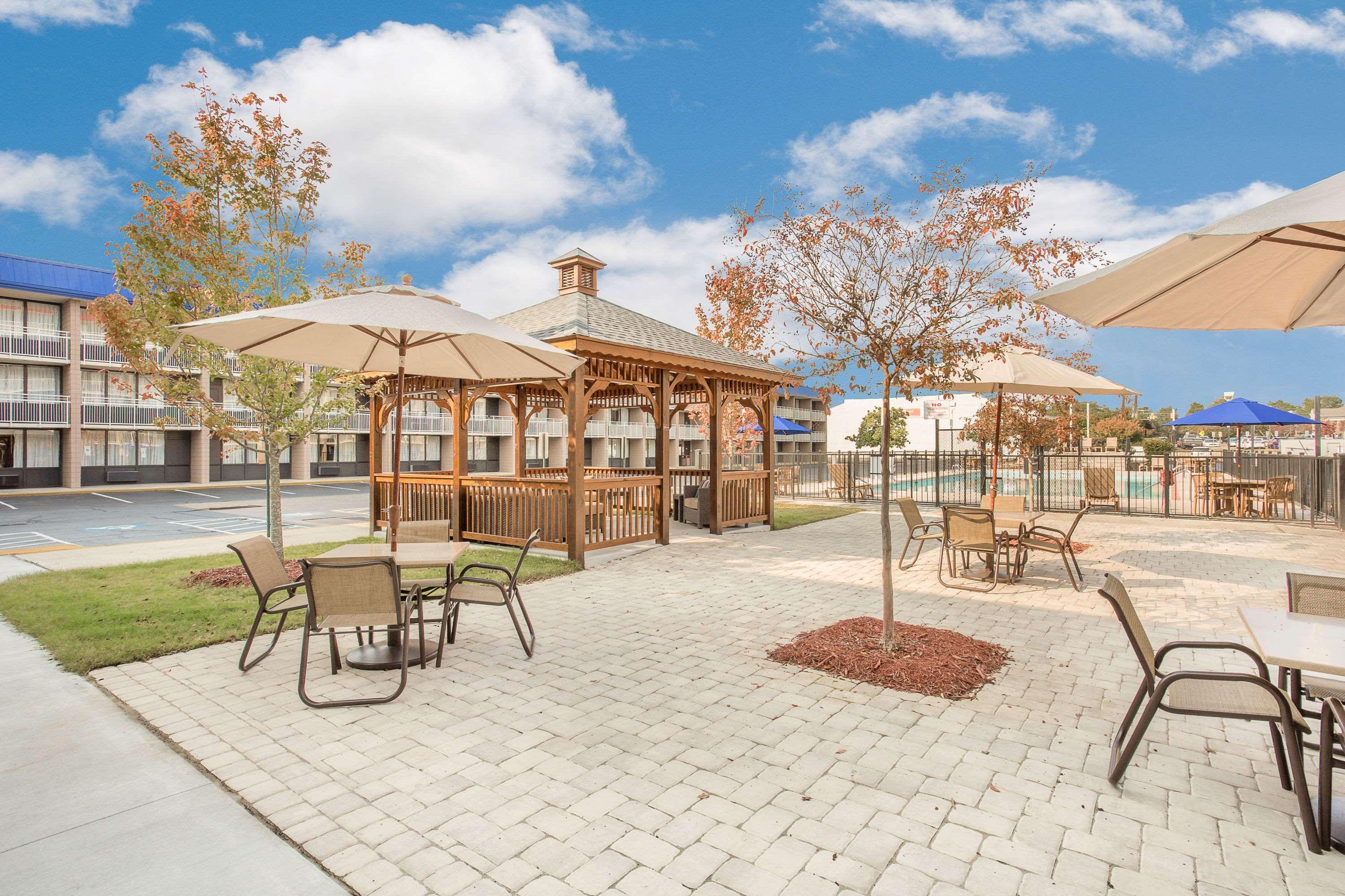 Ramada Plaza By Wyndham Fayetteville Fort Bragg Area Kültér fotó