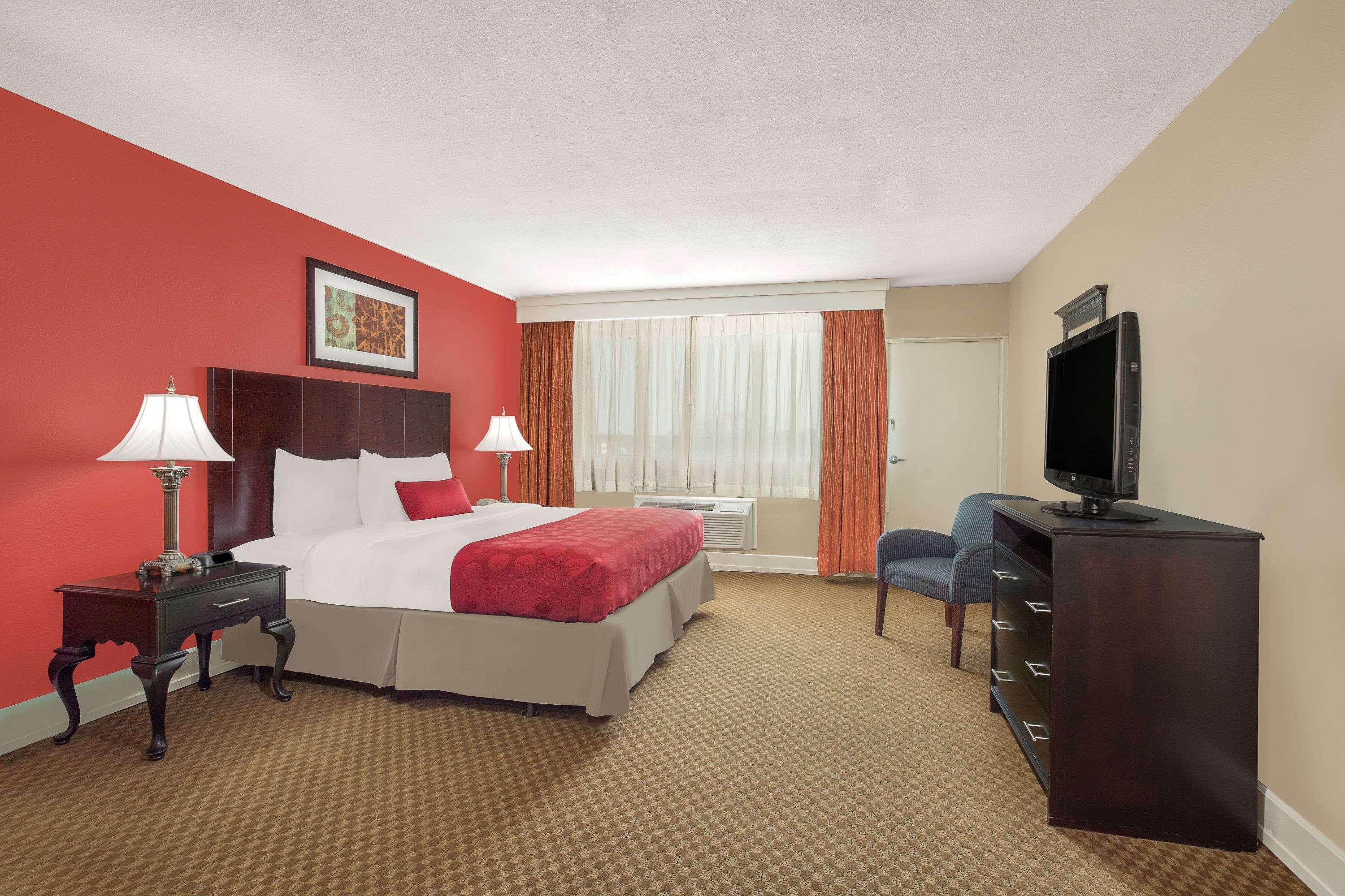 Ramada Plaza By Wyndham Fayetteville Fort Bragg Area Kültér fotó