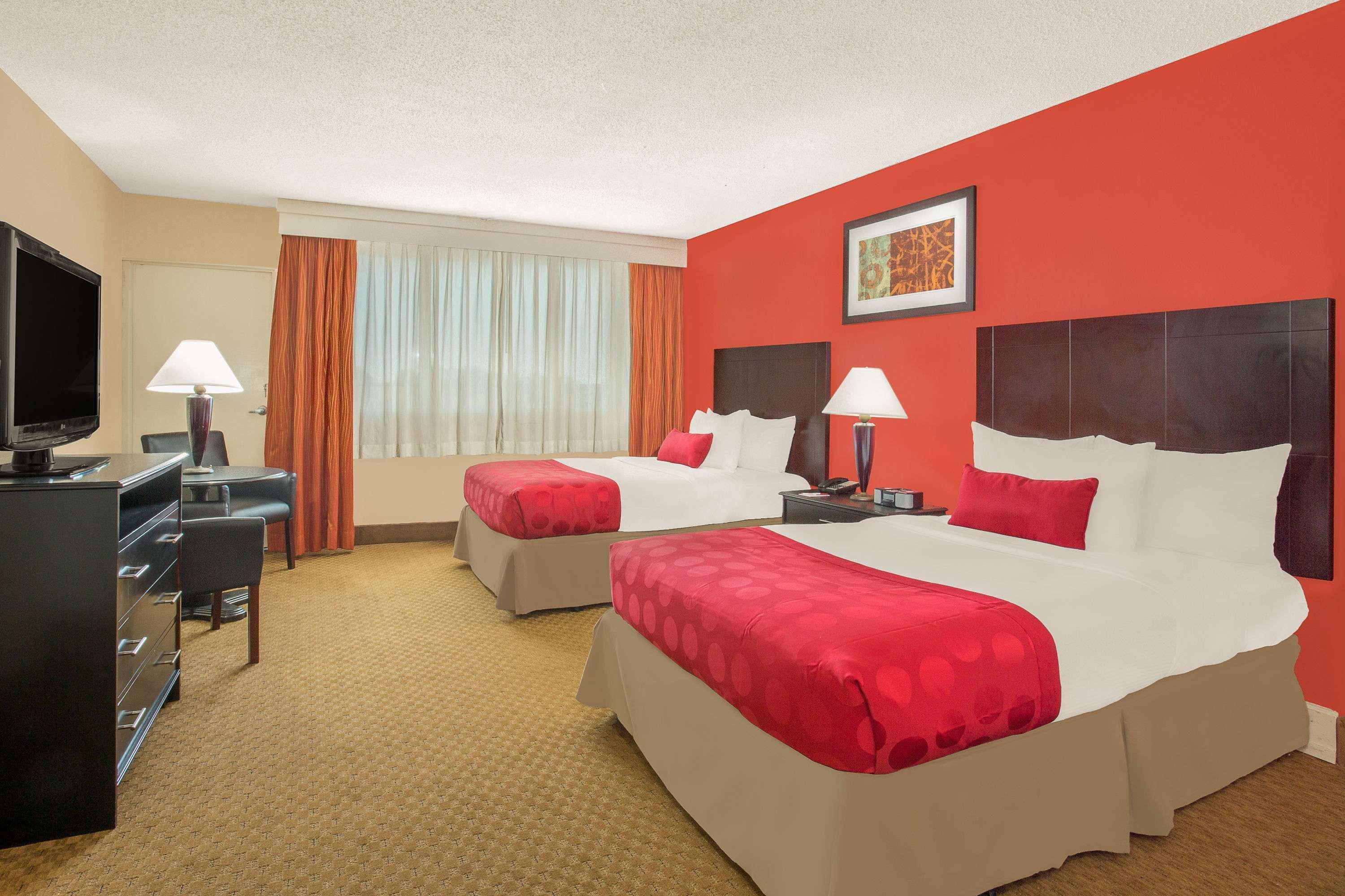 Ramada Plaza By Wyndham Fayetteville Fort Bragg Area Kültér fotó