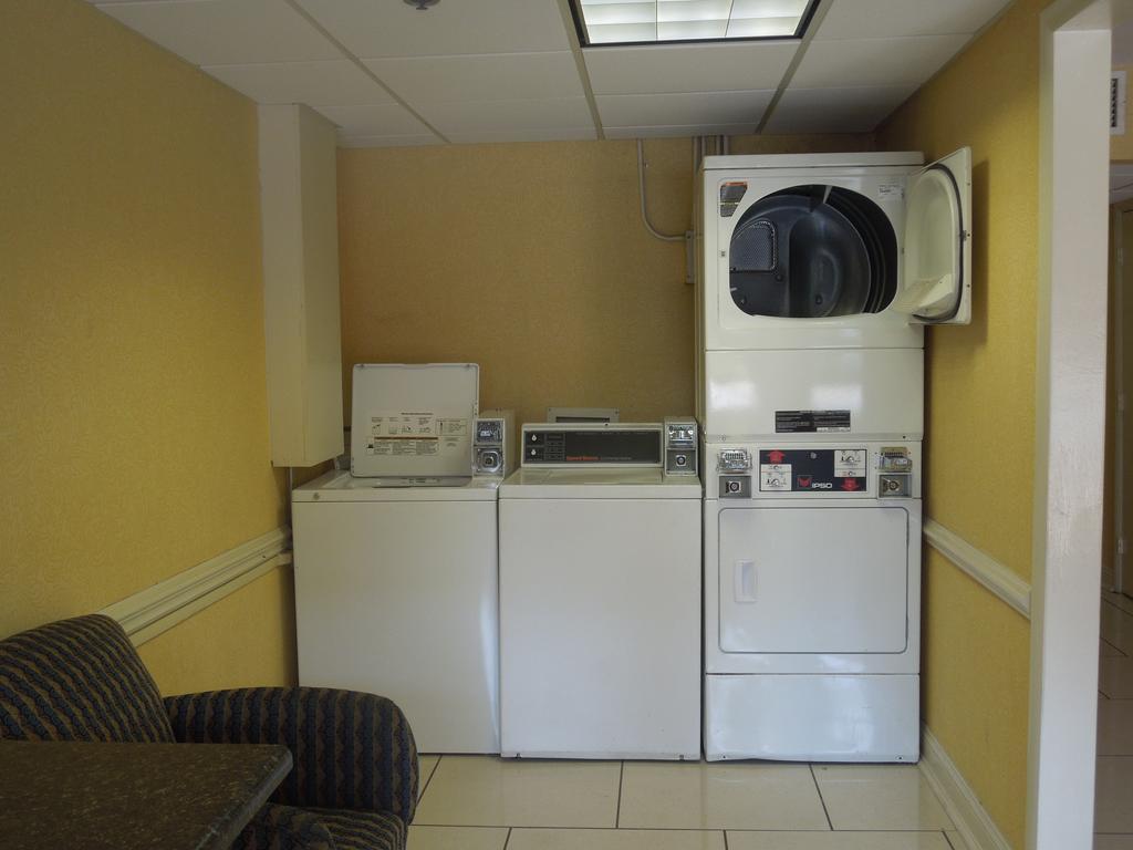 Ramada Plaza By Wyndham Fayetteville Fort Bragg Area Kültér fotó