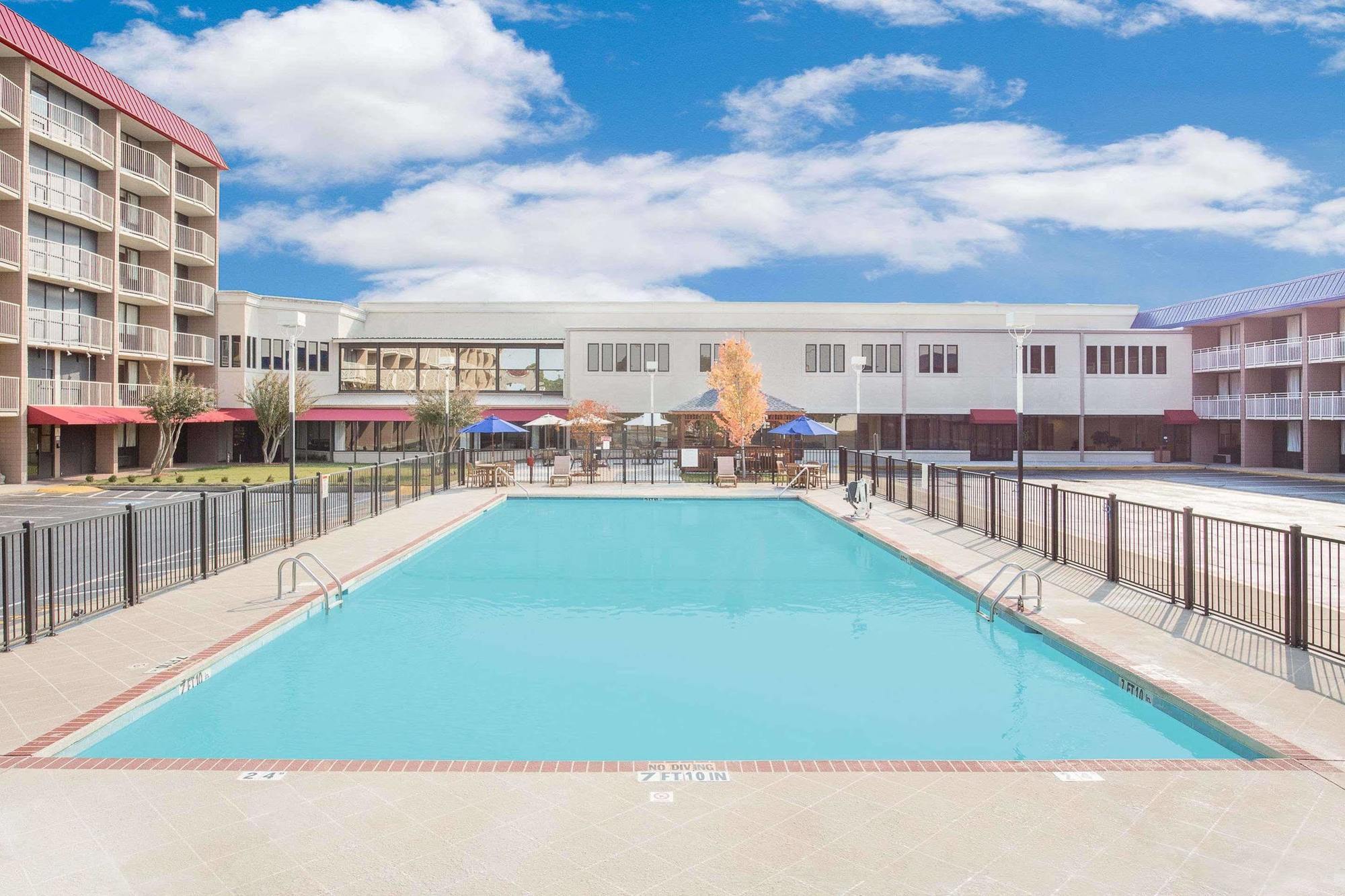 Ramada Plaza By Wyndham Fayetteville Fort Bragg Area Kültér fotó